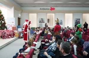 Crăciun cu bucurie, adus de angajaţii Antibiotice Iaşi pentru 100 de copii din familii numeroase